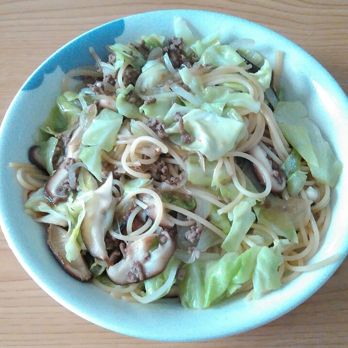 キャベツと玉ねぎとしいたけの挽き肉パスタ